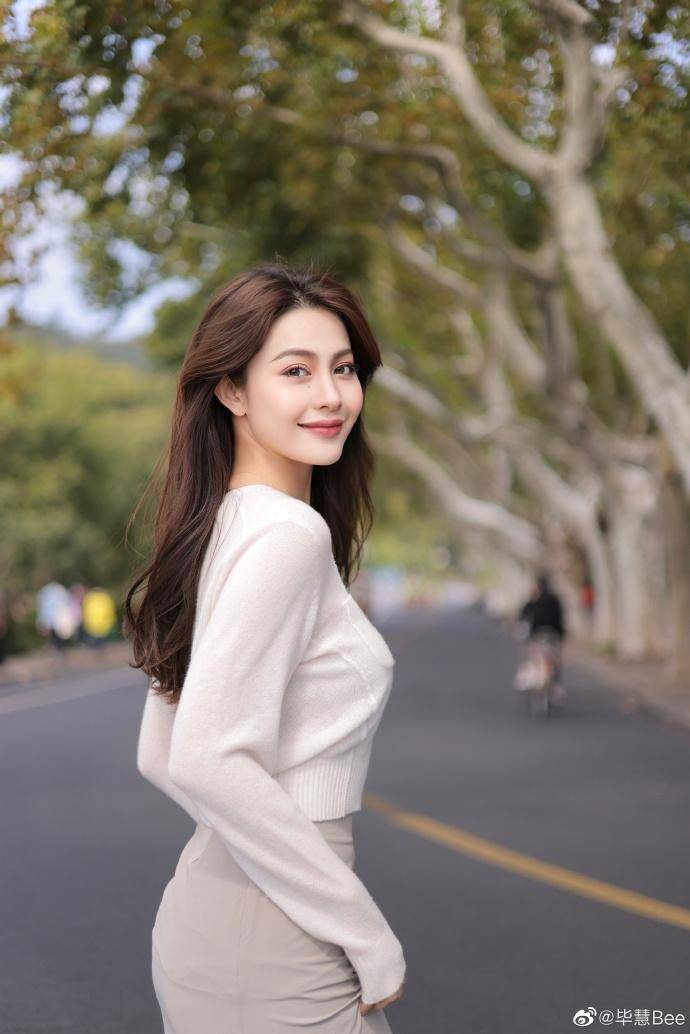 女星毕慧晒写真,穿包臀裙湖边戏水,隐约看到她的曼妙身姿_照片_女性