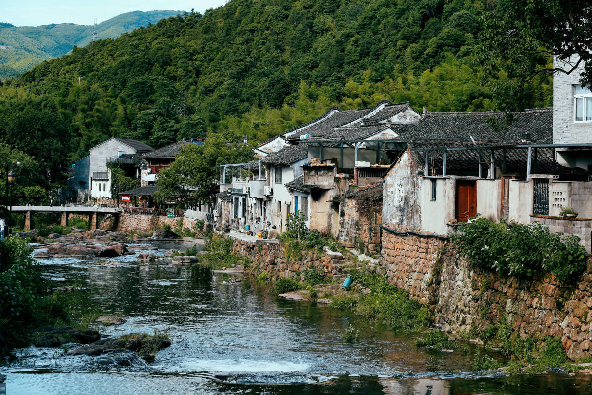 横溪溪下水库附近的竹筒饭很好吃 山顶还有个森林之泉 还有个古桥