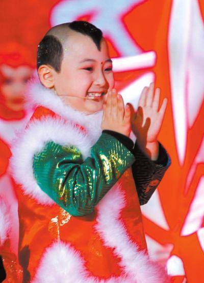 "年画娃娃"8岁离去,如今妹妹步入后尘,继续做父母的摇钱树_邓鸣_表演