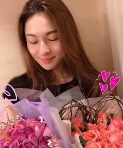 林俊贤近照,满头白发显老态,他25岁的女儿,五官深邃身材完美_刘嘉玲