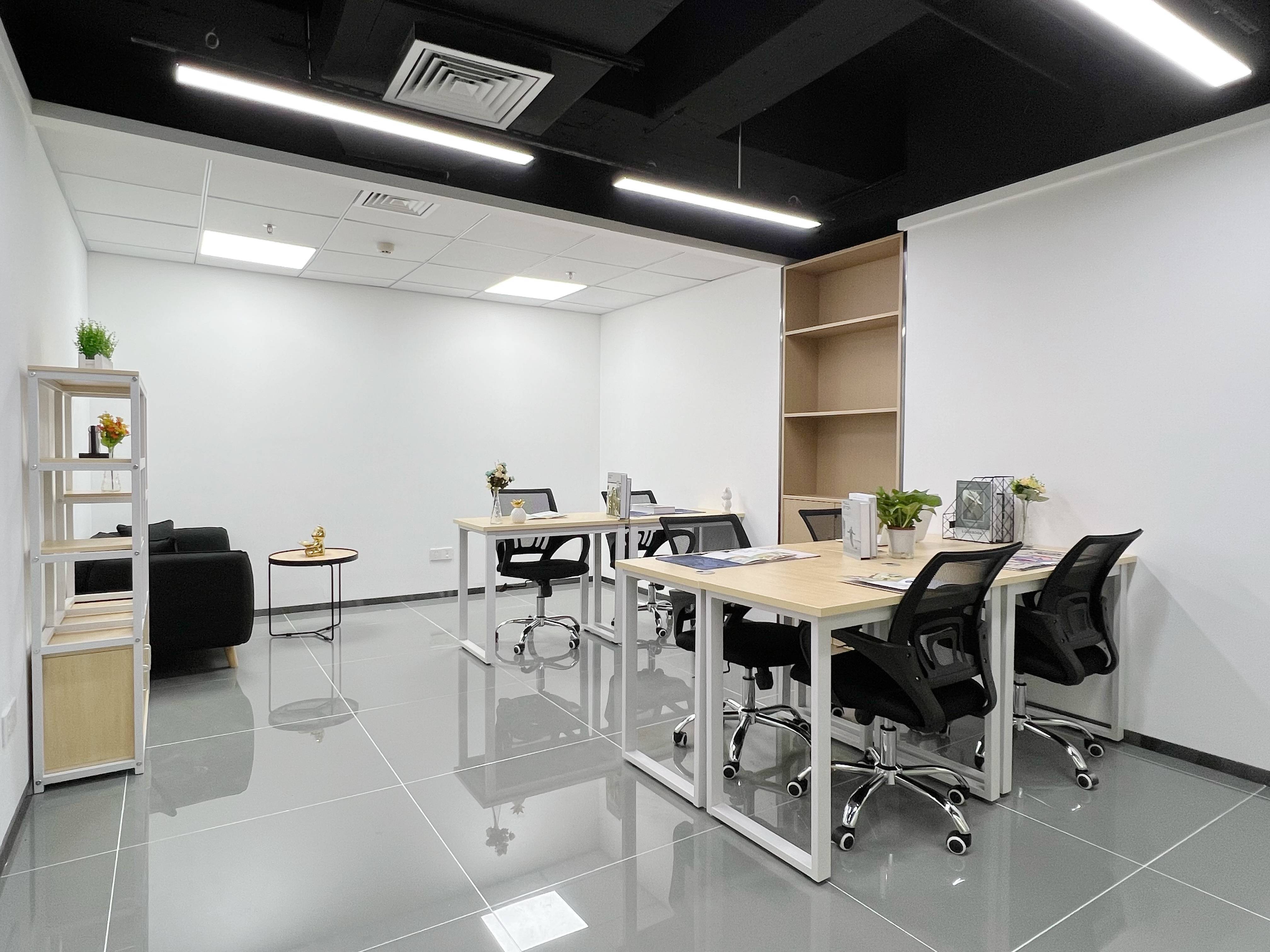 智能快递柜可满足基本的寄,取快递的需求;空间内还设置有自助文印机