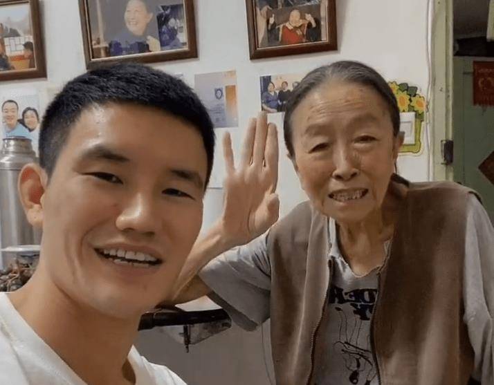 "嘎子"与张少华爷爷奶奶恩爱,几乎年年探亲,还敢当众亲吻_郭珊珊