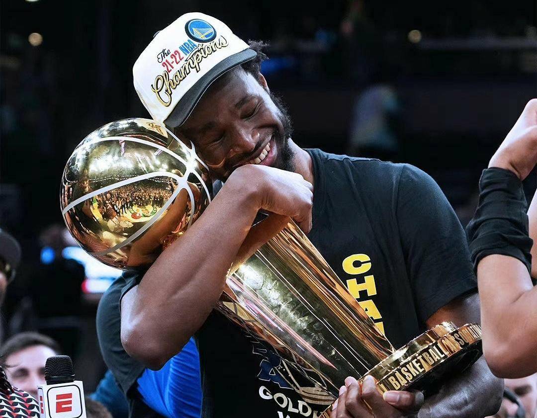 勇士总冠军游行安踏赢麻了!维金斯上身匹克套装,匹克扳回一城!