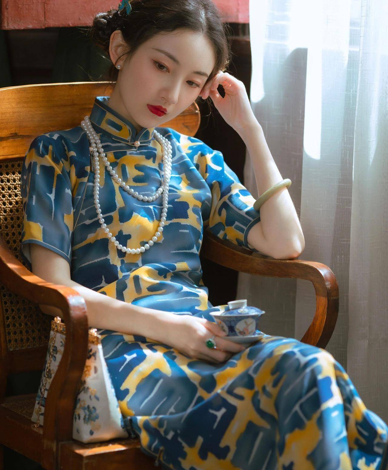 白色印花旗袍,彰显女性高贵,优雅,华贵的风范_黑色_款式_气质