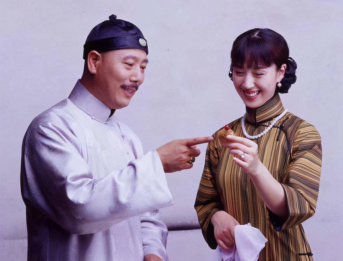 让名伶女子给地产商献唱,恋小28岁女友,老戏骨李成儒也潇洒_史依弘