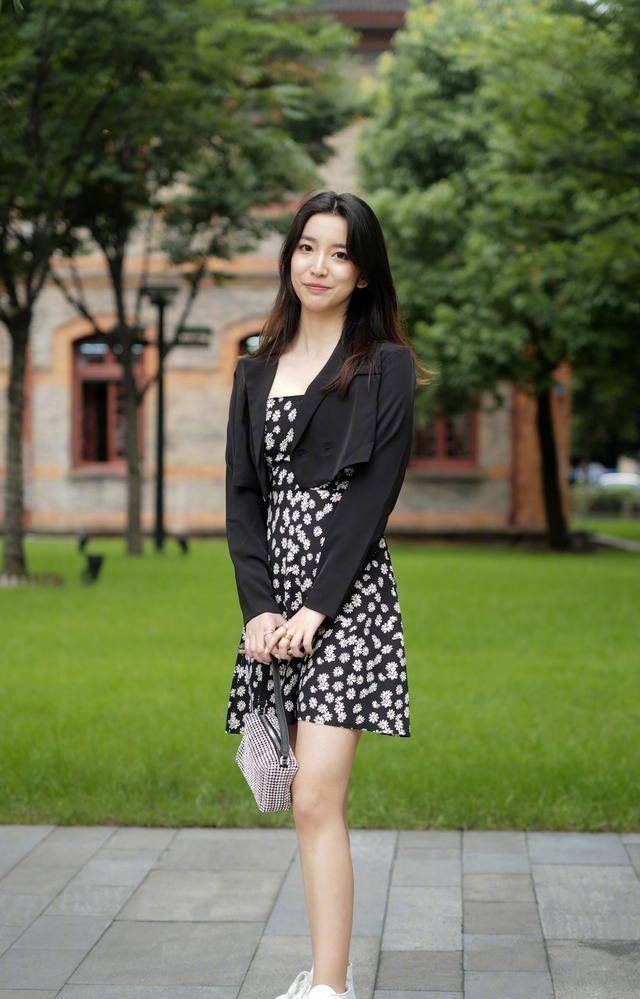 把这款漂亮的连衣裙换上,优雅不失清新,低调高雅清新可人_裙子_显得