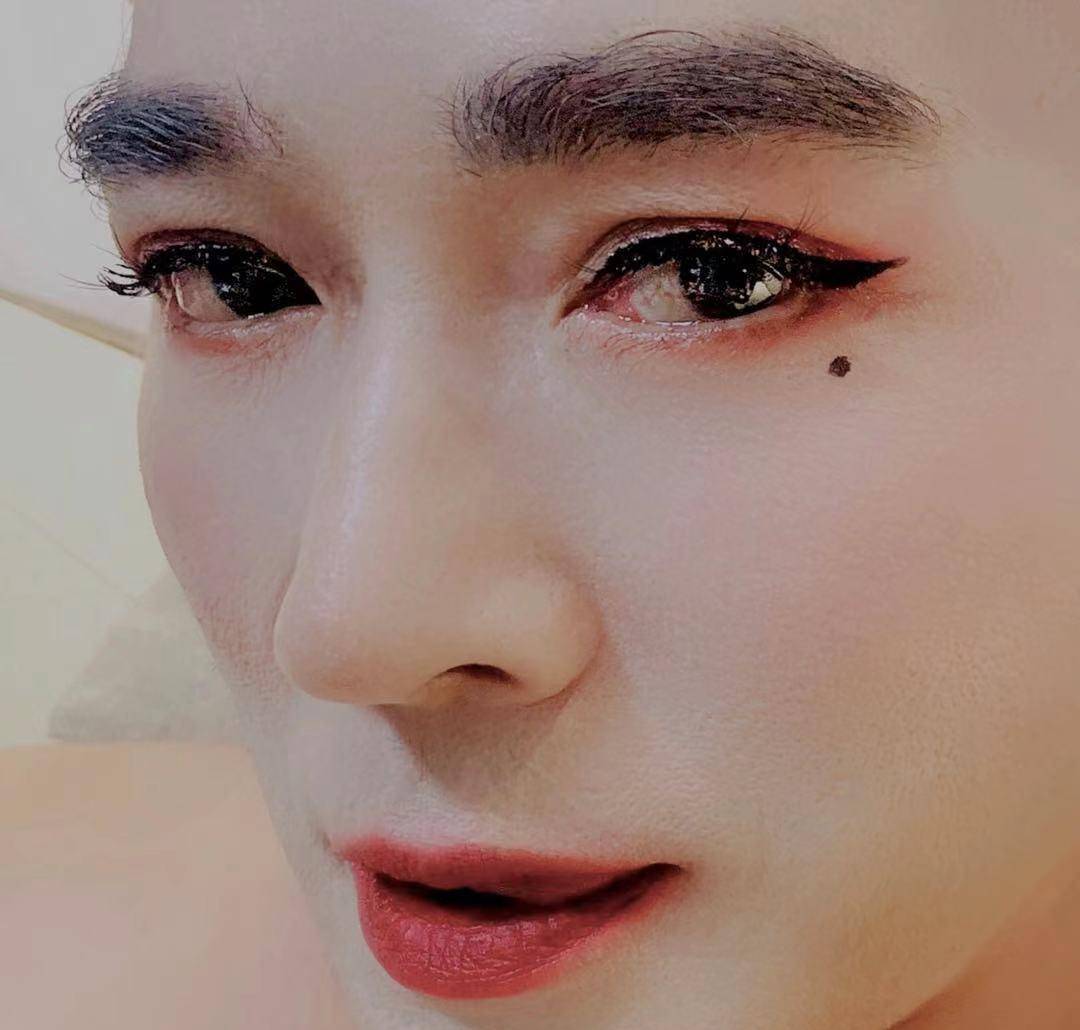 焦恩俊深夜晒女装照!戴假发红唇妆变身时尚芭比_女儿_社交_成功