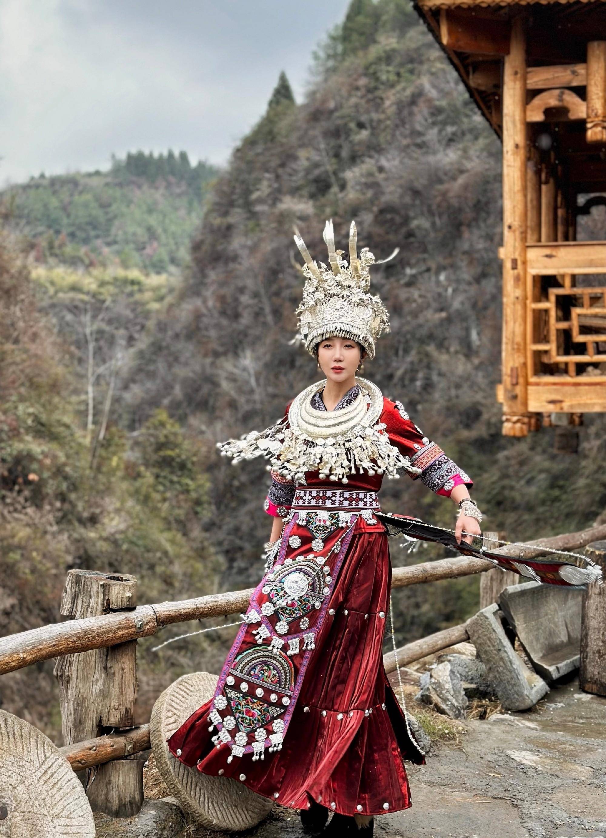 阿朵带家人游云南,穿上苗族盛装,42岁秒变苗寨村花_民族_服饰_文化