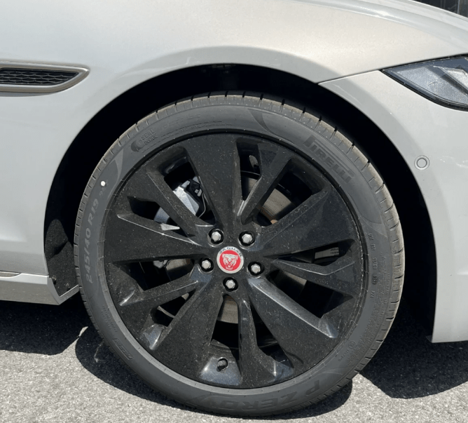 营造出一定的层次感,后视镜采用了亮黑色的涂装,配合熏黑处理的轮毂