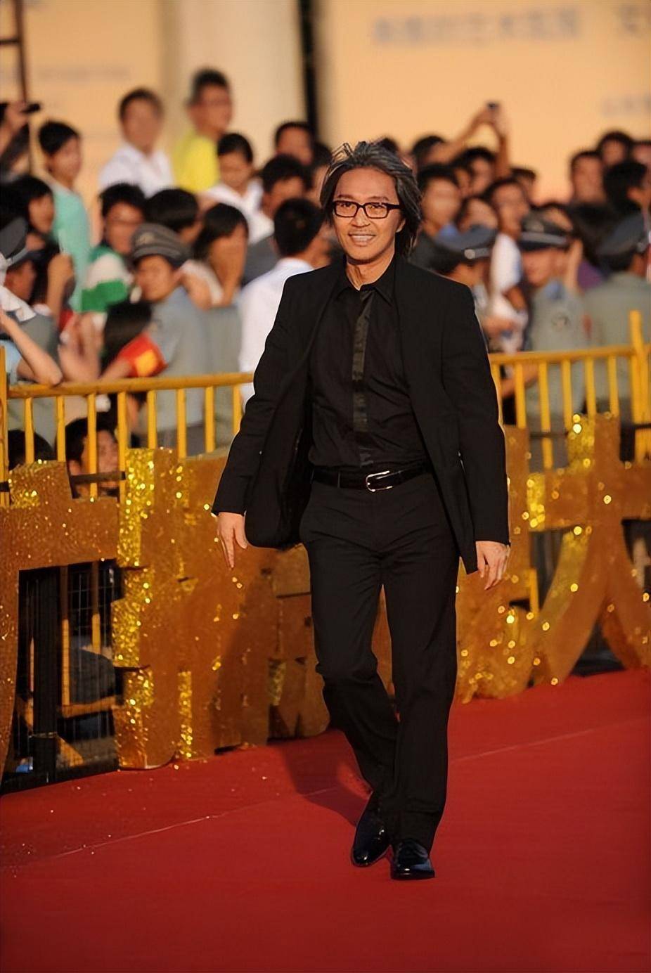 周星驰罕见走红毯!