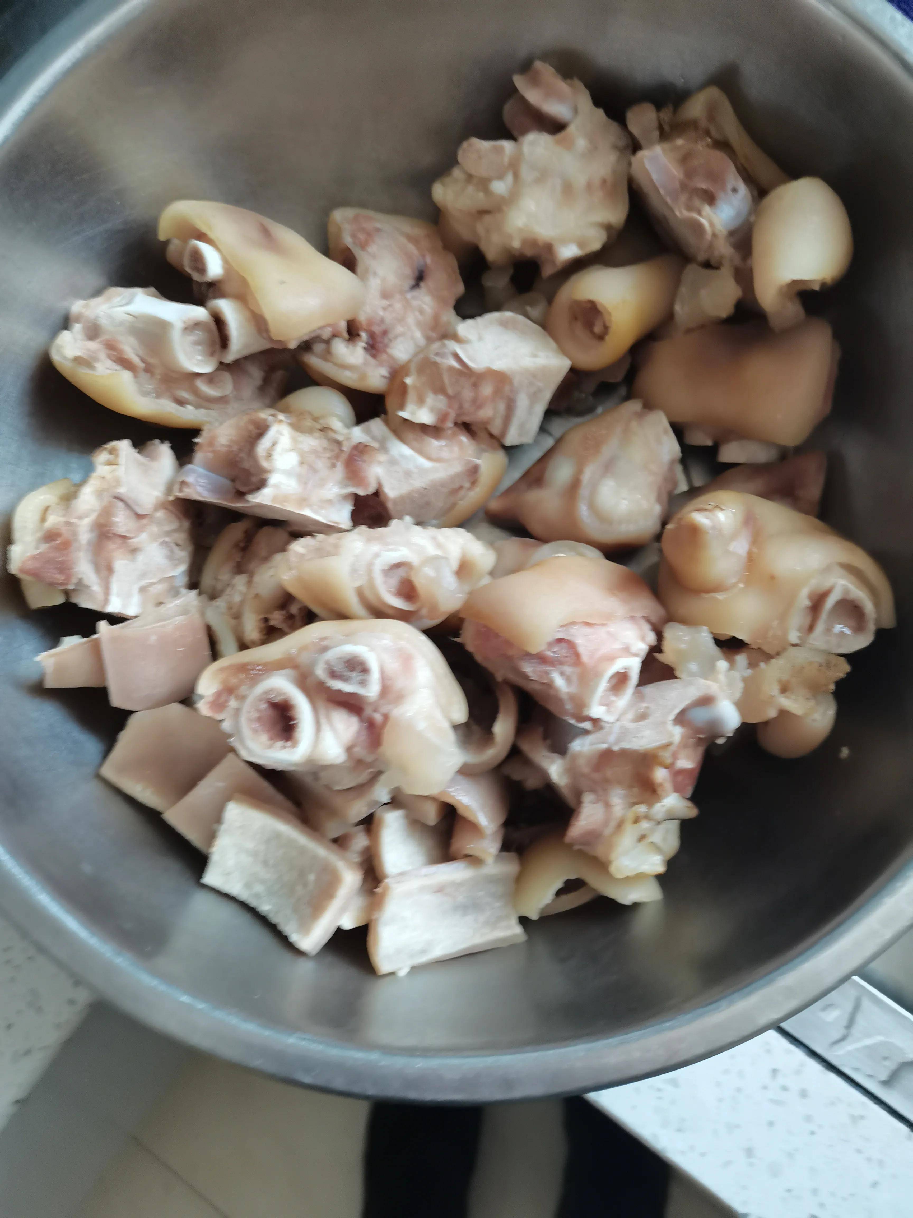 我一早起来去市场采购做酥锅的原料鲅鱼六条四斤带皮猪肉四斤猪蹄