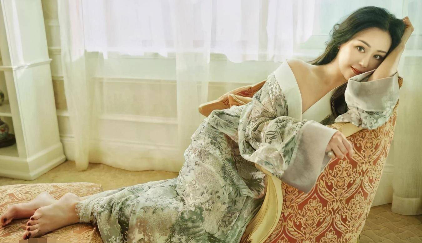 香港"第一拜金女",挥霍无度致前夫破产,再进豪门的她过得怎样_章小蕙