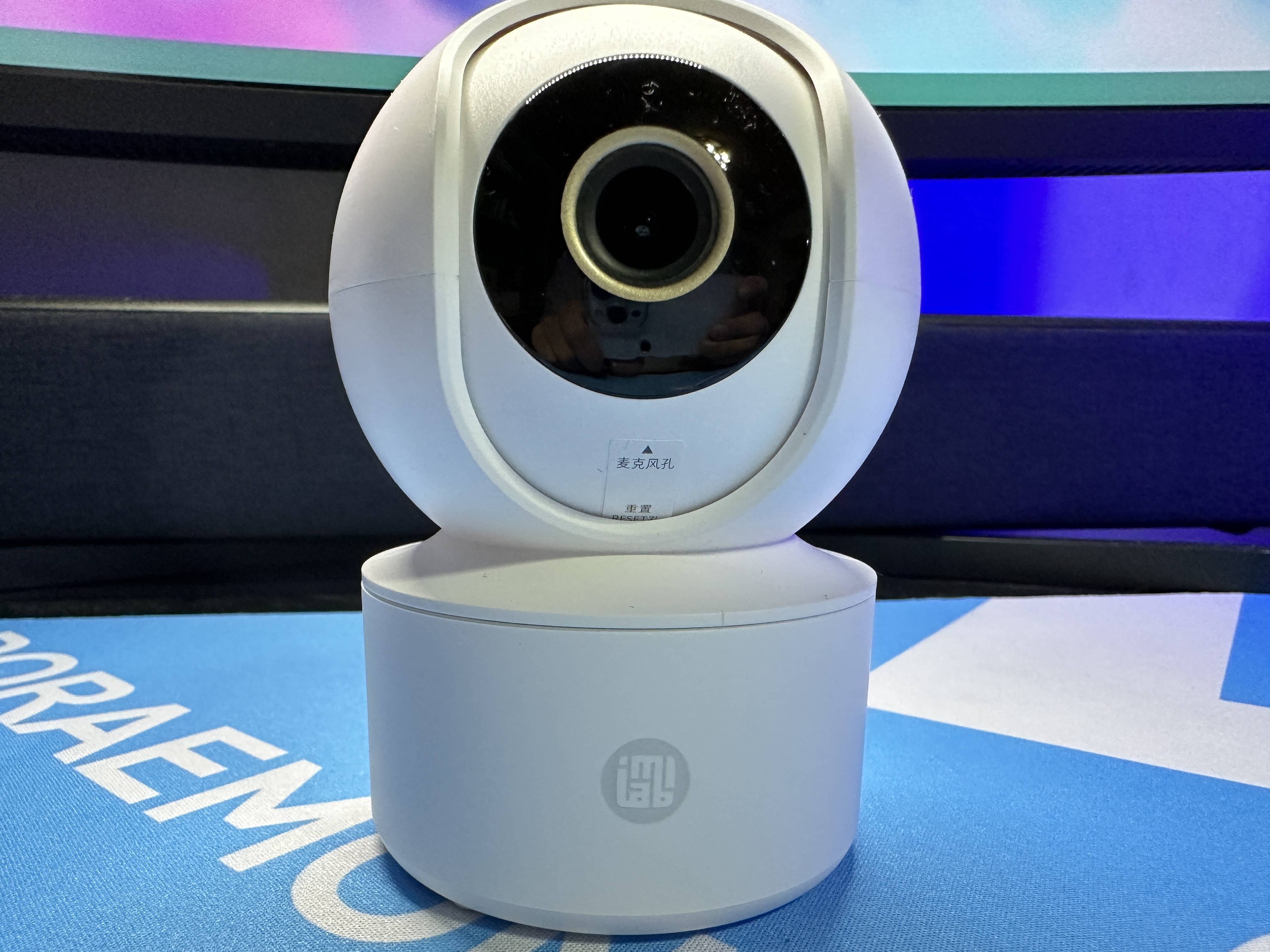 包装盒内有摄像头主体,数据线,电源插头,还提供了上墙底座以及螺丝钉