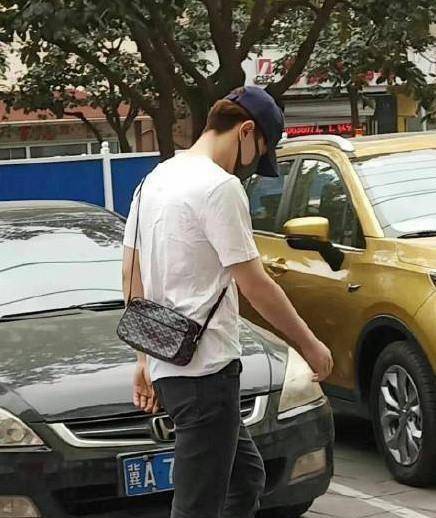 邓伦当时非常低调.白色t恤和黑色裤子应该和着装要求一样低调.