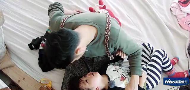 肯尼眼睛发炎去医院,张歆艺默默为他做的小事,足以证明她的细心_好