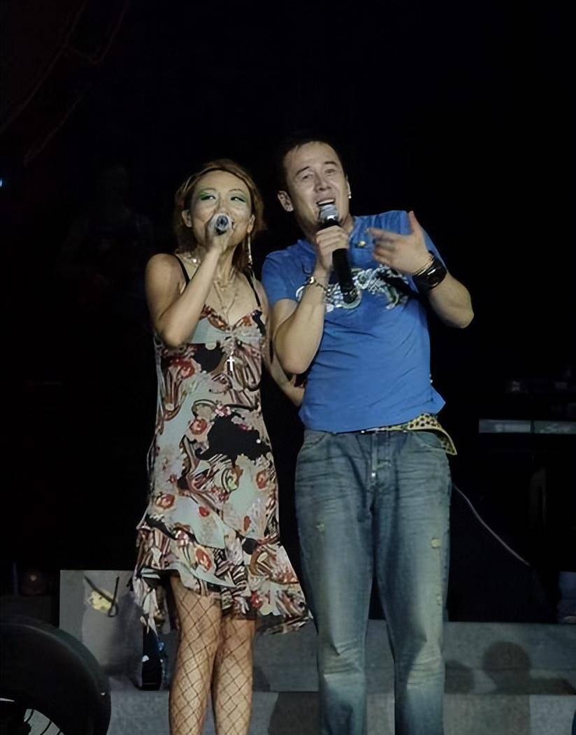 陈琳第一次在酒吧见到杨坤,就十分欣赏这个声音沙哑,有故事的男人.