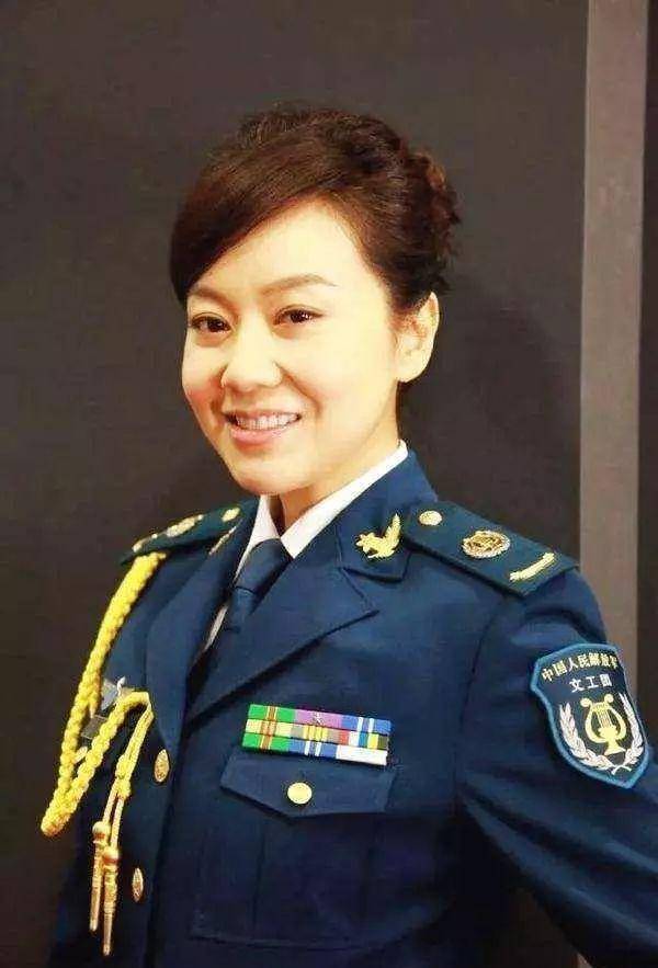 7位军装从军女星老照,孙俪英姿飒爽,刘涛满脸婴儿肥_刘晓庆_袁立_女兵