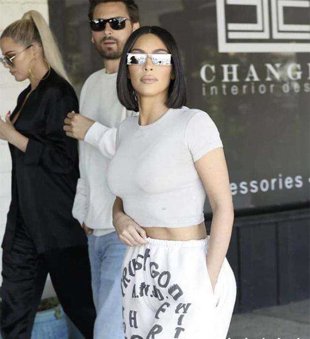 再穿露脐装配字母运动裤,换颜色欣赏不来_风格_裤子_露肚脐