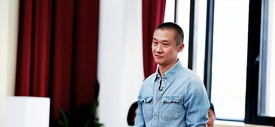 曾与佟大为"吵架",怒斥化妆的小鲜肉,黄志忠为何被骂劈腿柯蓝_胡军