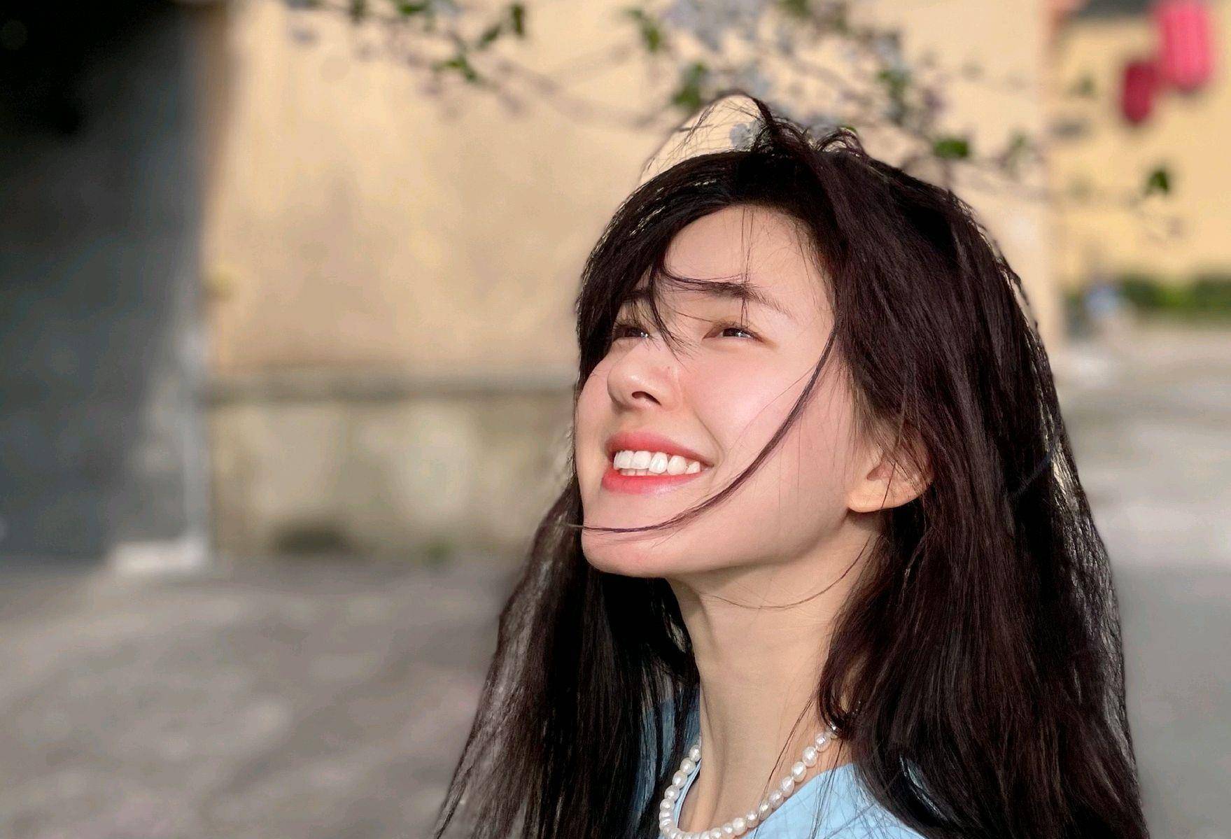 赵露思玩滑板穿学生装,双马尾粉护膝成亮点,风格单纯又可爱_校服_校园