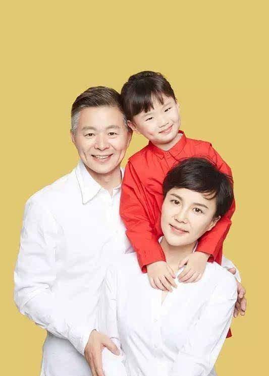 49岁王宏伟两鬓斑白,与钢琴家妻子幸福生活