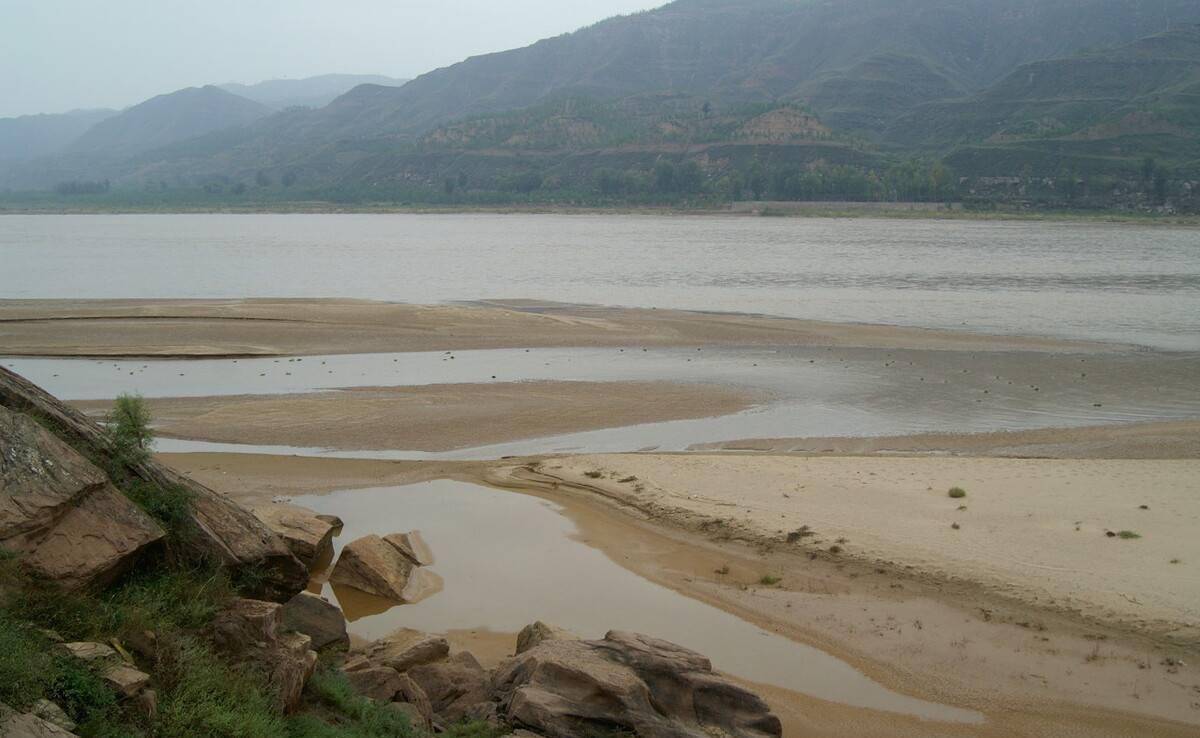 黄河下游每年堆积4亿吨泥沙,成地下悬河,为何不把泥沙挖走呢?