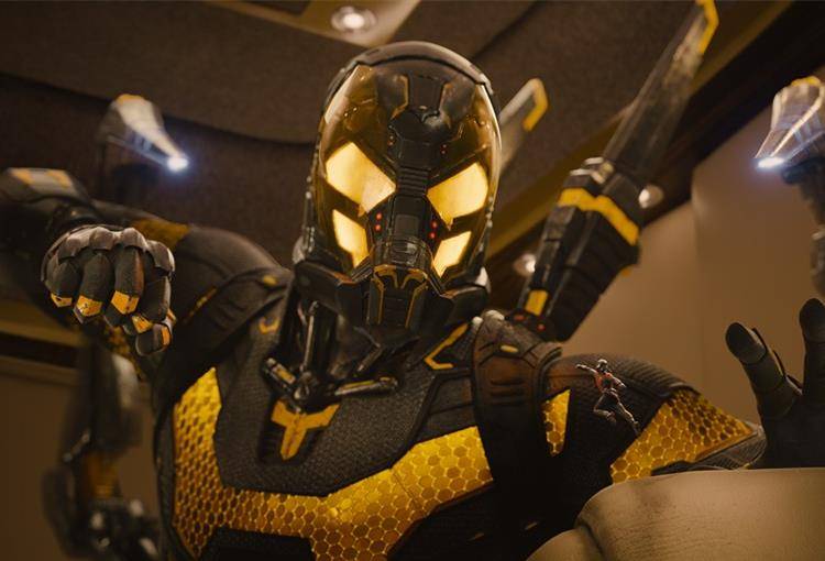 电影中黄蜂侠的战衣比蚁人的要帅气多了,但蚁人仅仅利用自身为数不多
