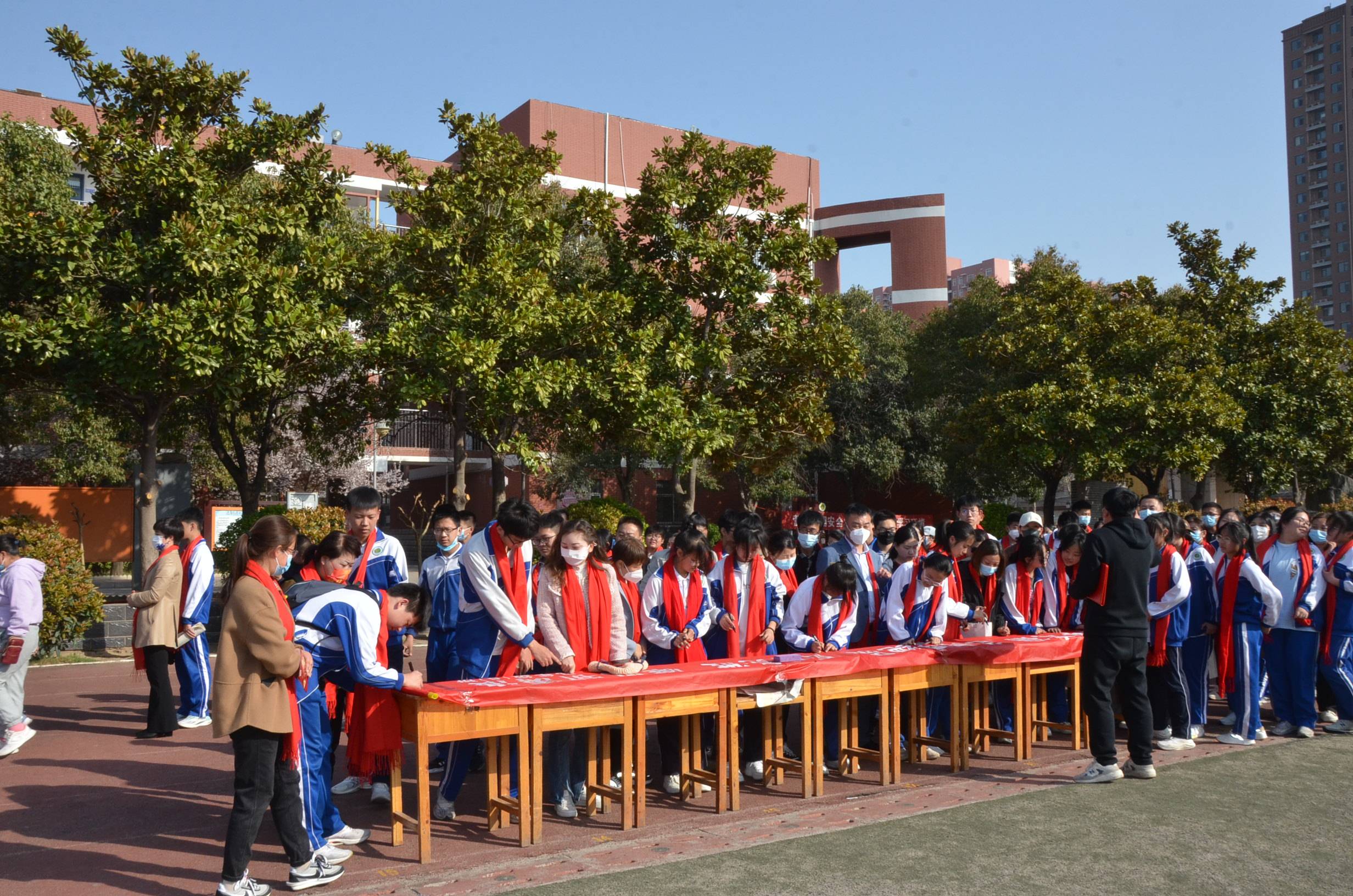 濮阳市第六中学举行2023届毕业班"决胜中考 百日誓师大会"_全体师生