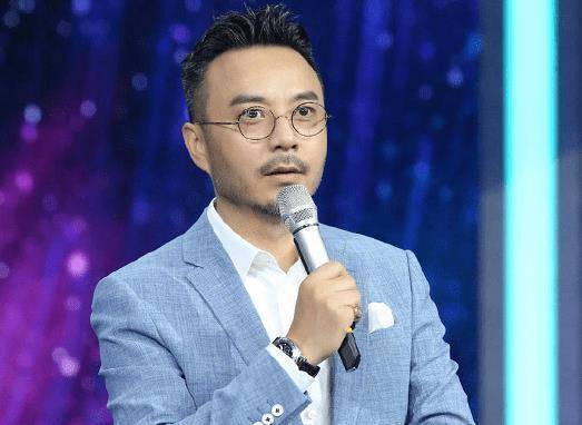 常年戴眼镜的男明星,汪峰毛不易无所谓,看到费启鸣:可惜了!