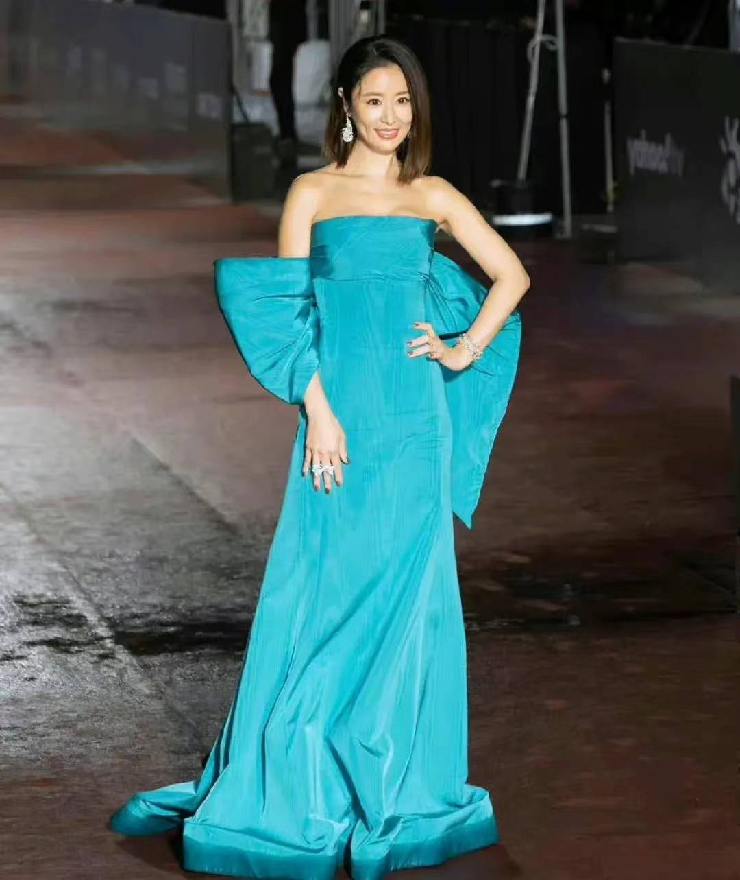 林心如亮相金钟奖红毯,一袭蓝色抹身材拖尾礼服,优雅又惊艳!