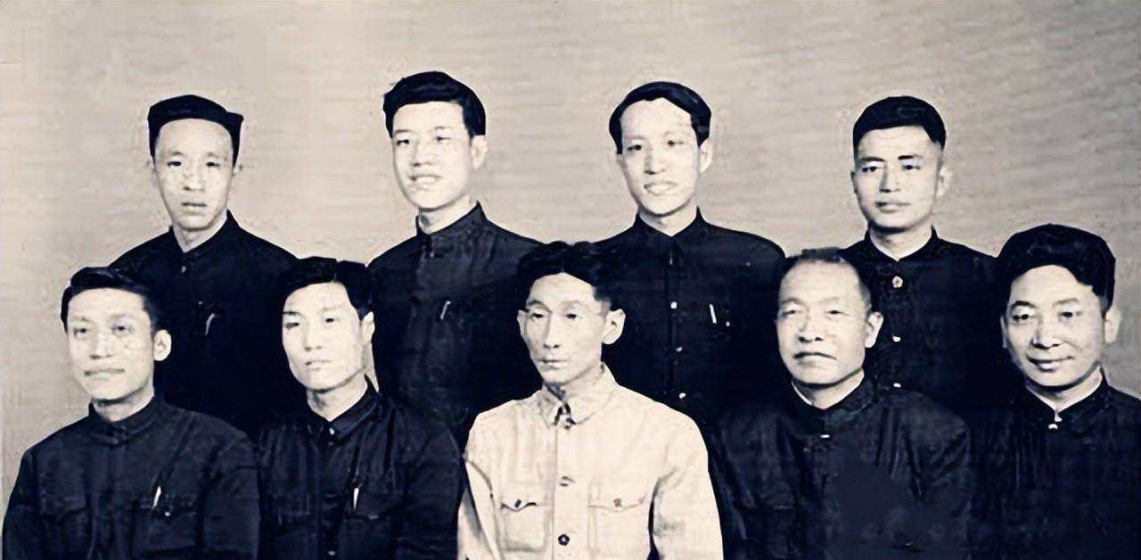 郭德纲学相声拜过很多师傅,其中一位就是马三立的徒孙金文声,属"文"