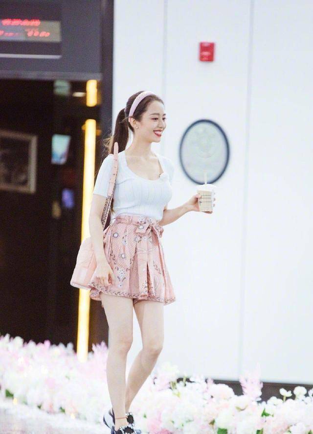 看过吉娜的素颜照,都知道本人并不好看,只是团队营销的好!