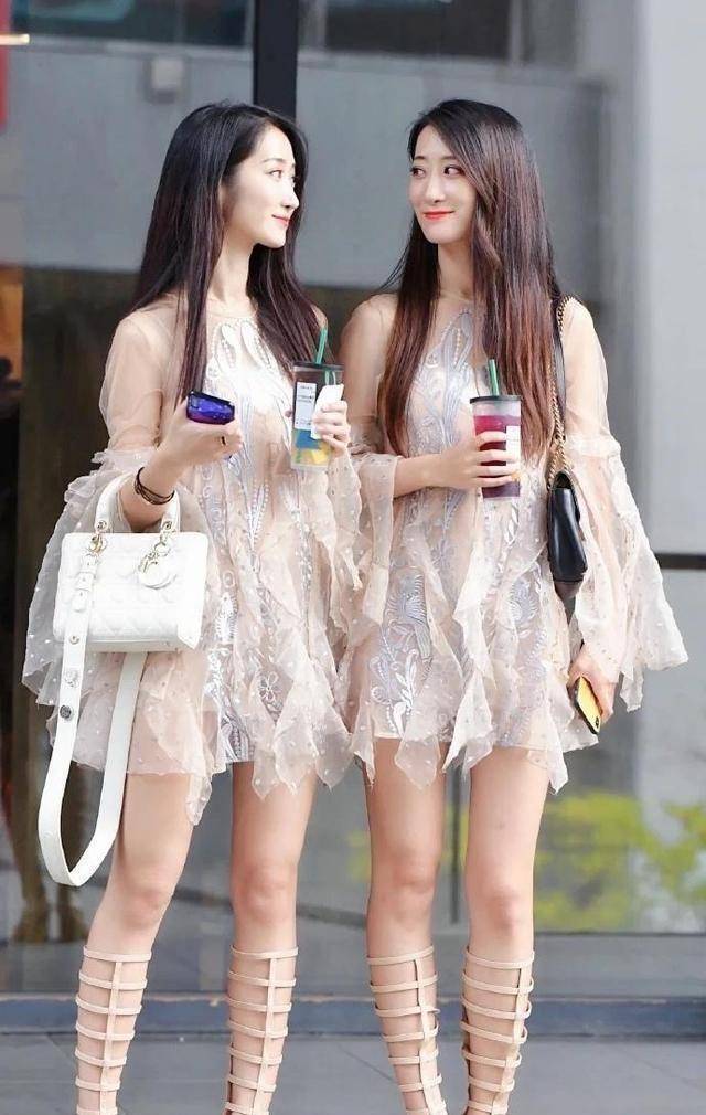 连衣裙也可以搭配,对于上身瘦下身胖的女生来说,深色连衣裙可以搭配阔