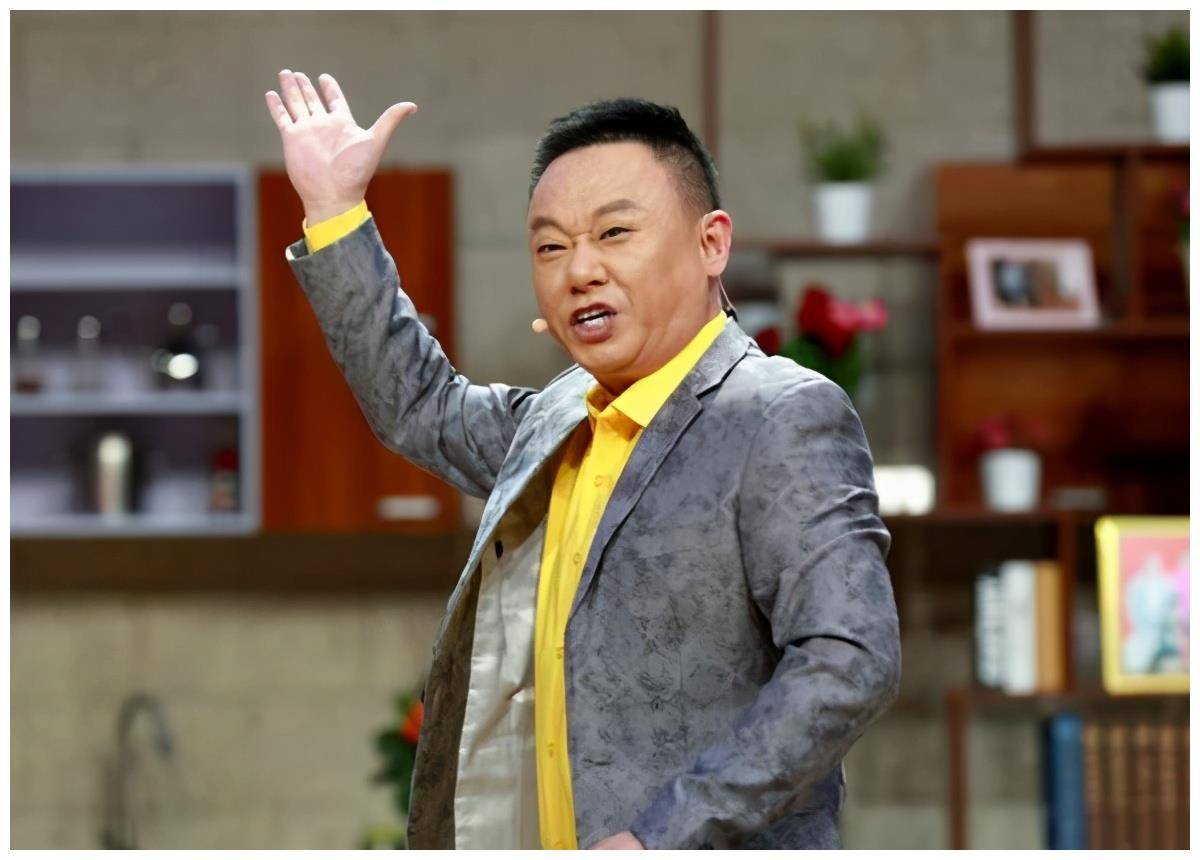 多年活跃在小品舞台上的邵峰,与很多的小品演员都有过合作,偏矮的个子