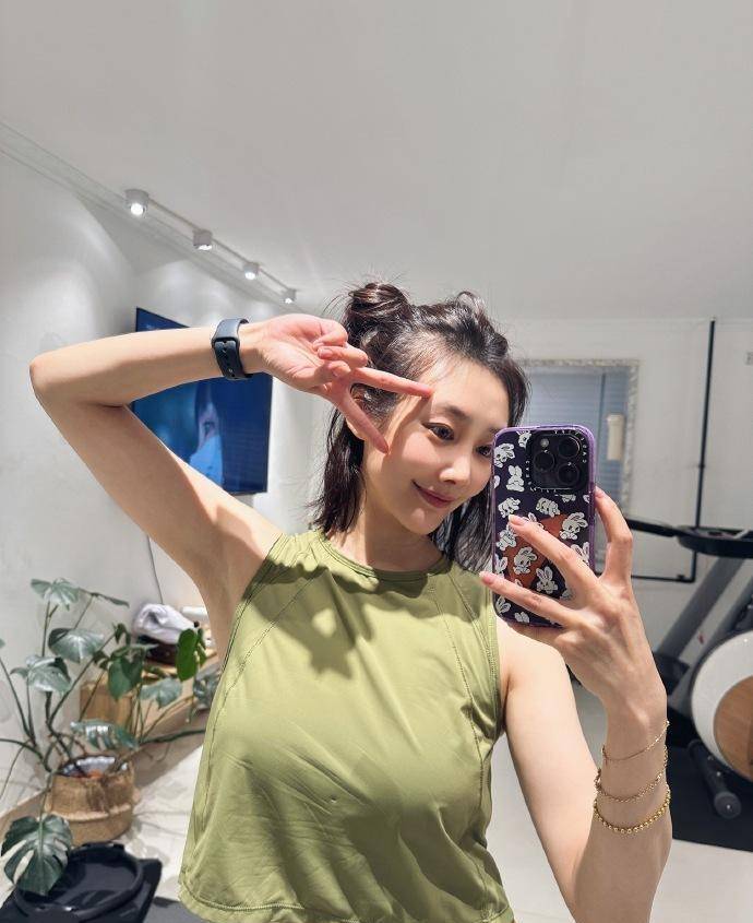 "谋女郎"李纯晒健身写真,身穿紧身裤,突显线条流畅优美的身姿_运动