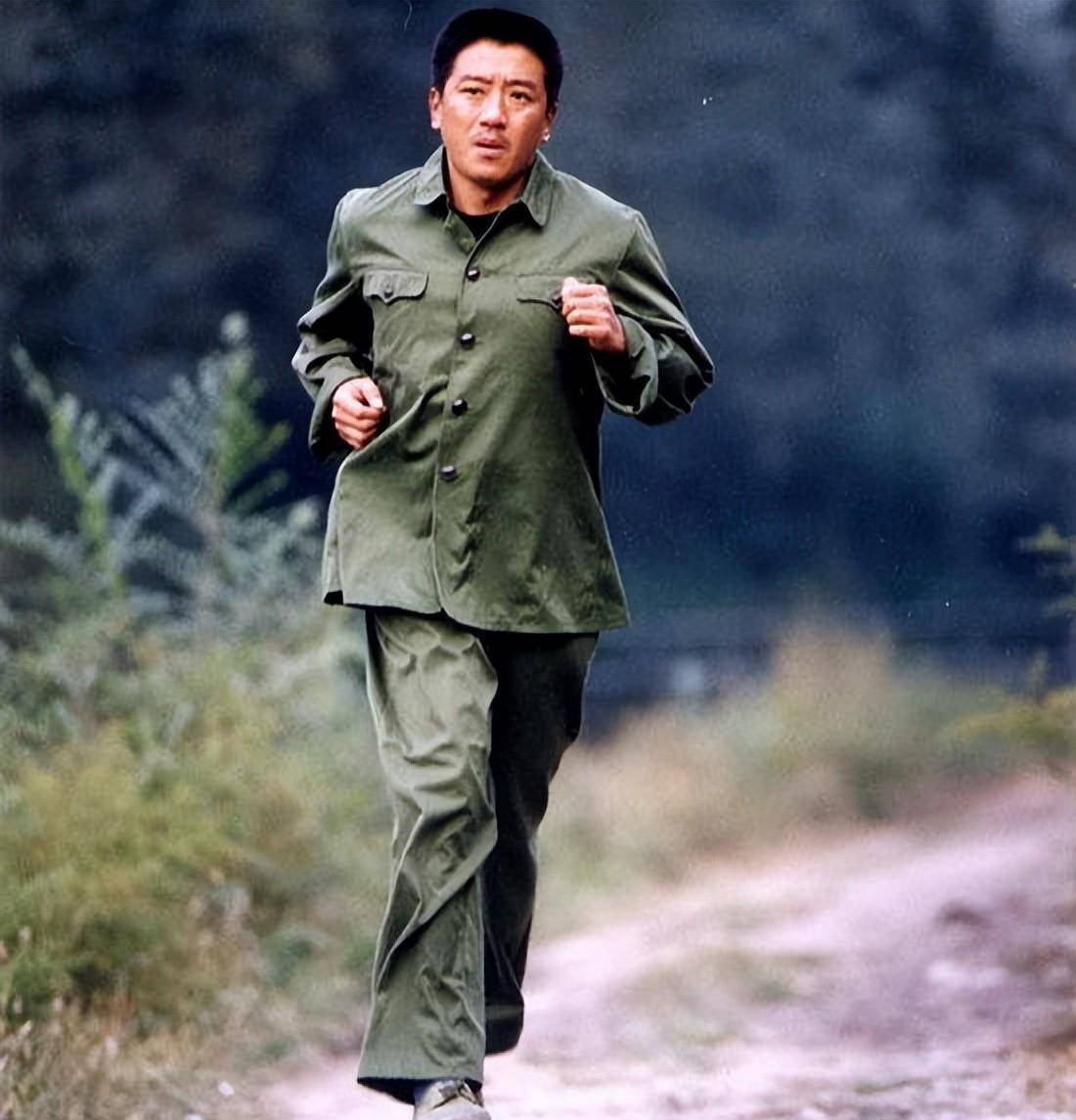 他出演了电视剧《天路》的男主骆黑子,他是一个为青藏公路做出巨大