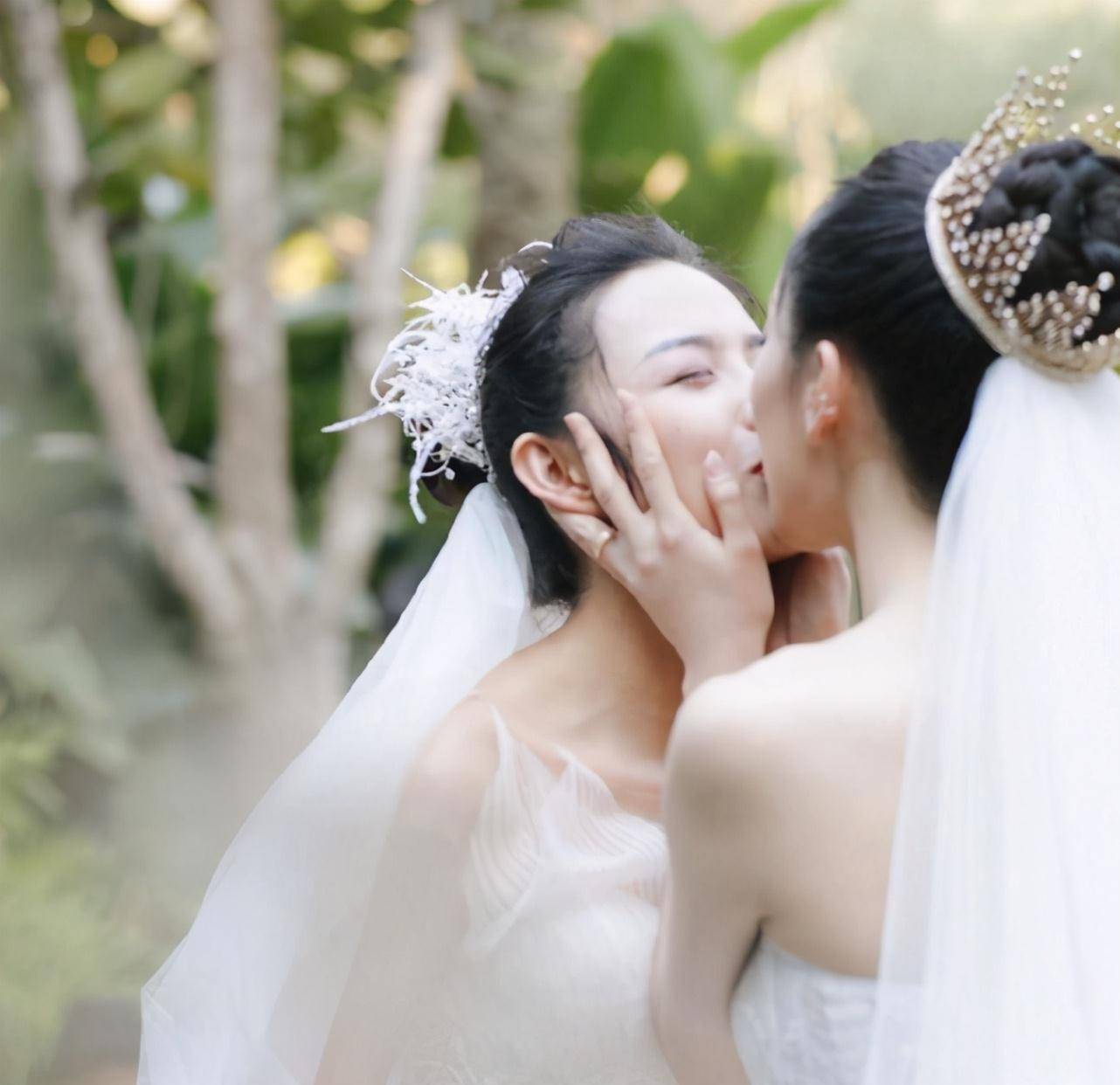 杨丽萍徒弟水月婚礼,真爱可跨越性别,师父杨丽萍却毫无表示_婚姻_舞蹈