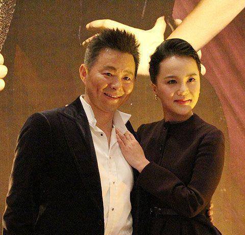 他曾9登电视舞台,与"钢琴公主"闪恋闪婚,今一家三