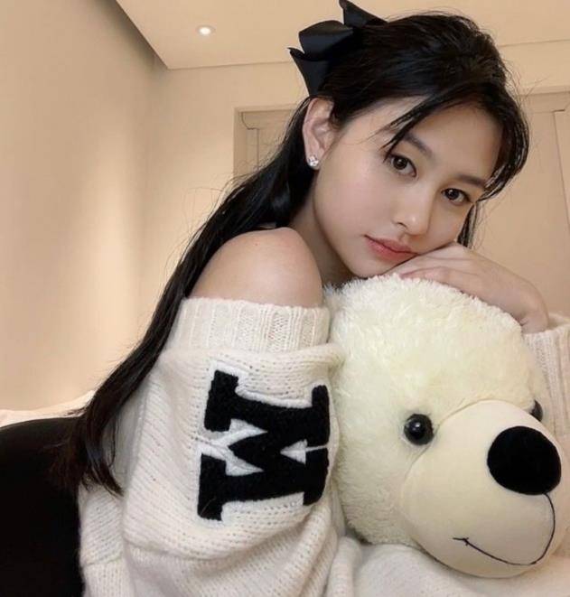 嫁给富商沈嘉伟之后,生下了三个女儿沈月,沈日和沈晨