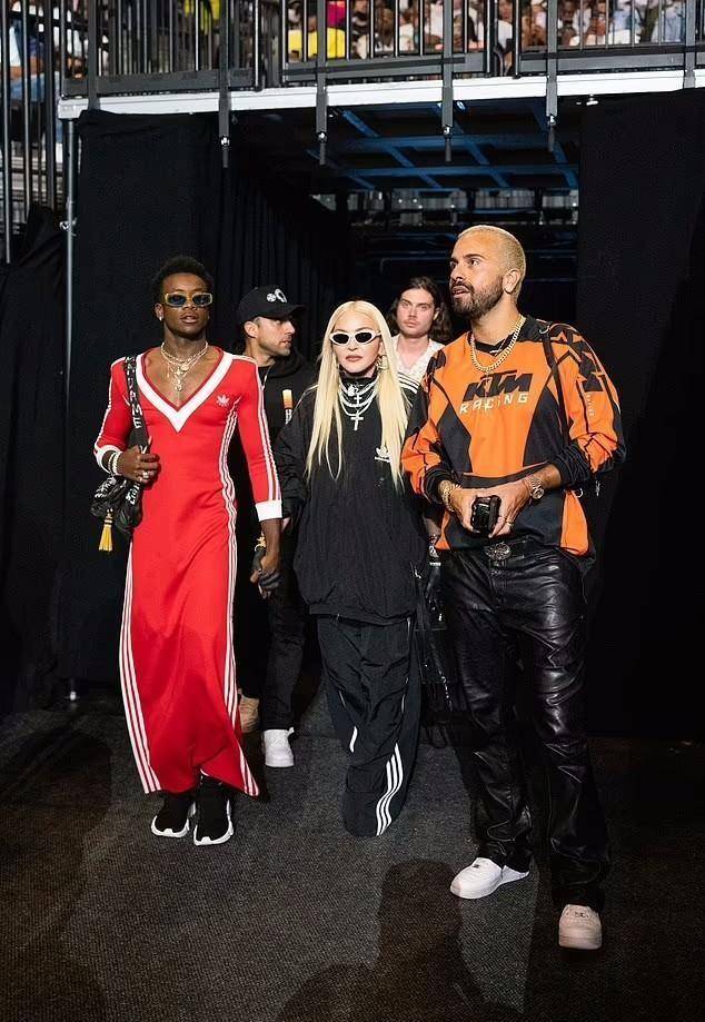 麦当娜16岁非裔儿子:从孤儿院领养,爱穿女装,穿红裙比妈妈妖娆_大卫