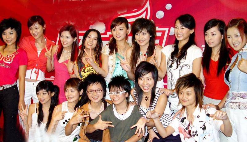 纪敏佳,黄雅莉接到奥组委的邀请来到现场,她们一起合唱了《北京欢迎你