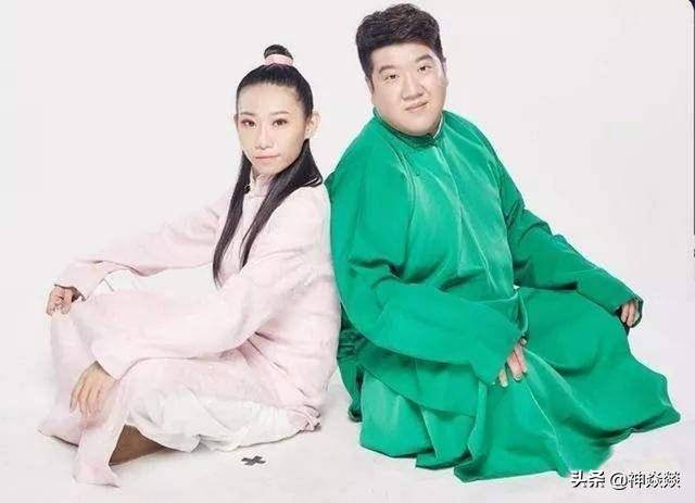 女相声演员跟侯耀文雕像合影拍小视频引热议,网友:不懂尊师重道
