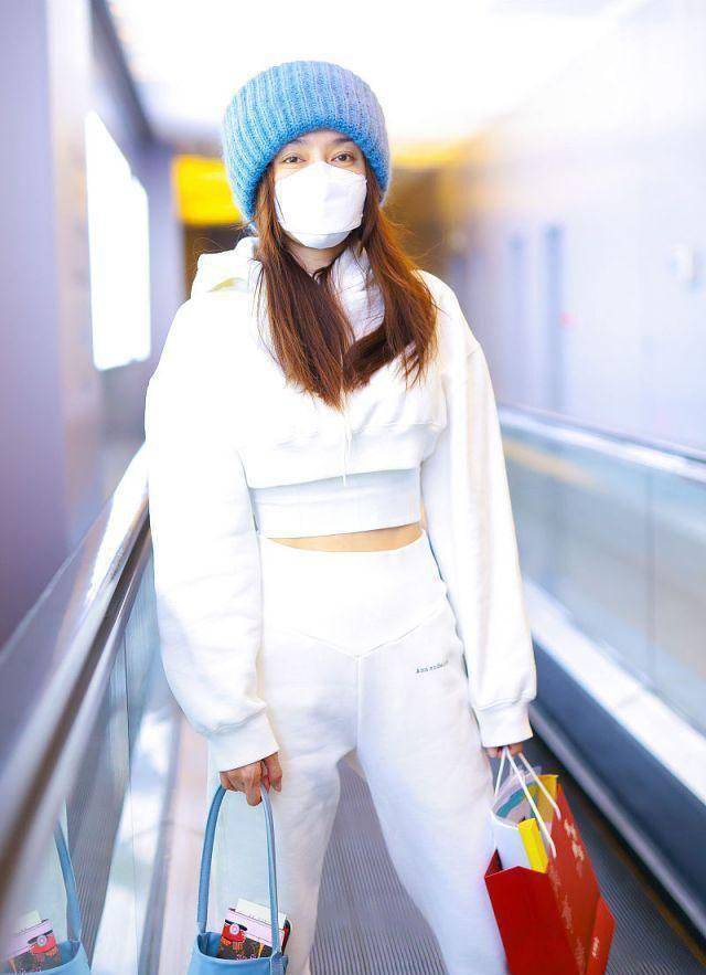 秦岚真的有勇气在冬天穿露脐装出门,他真的需要风格而不是温度_白色