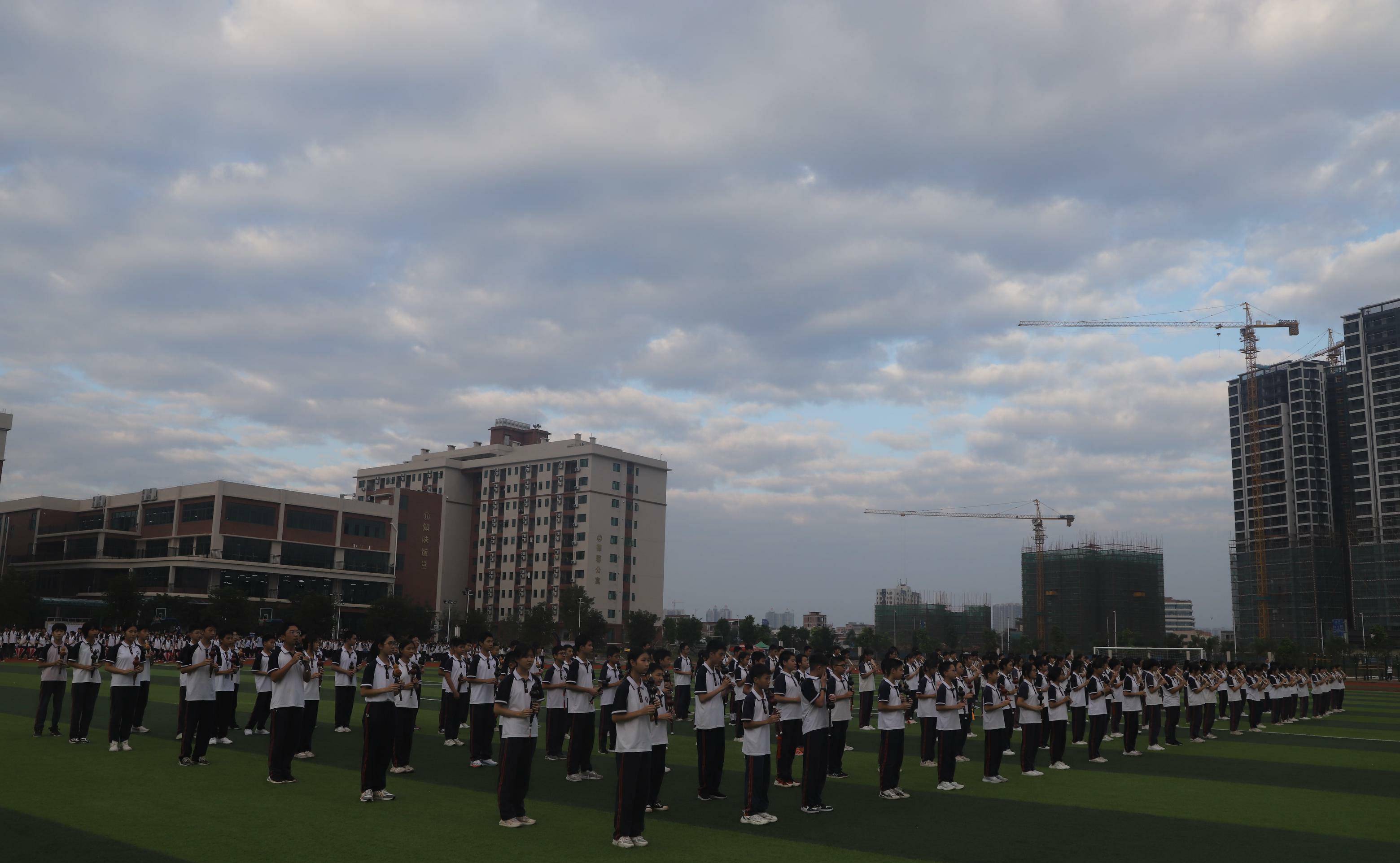 云浮市罗定培献中学举办第二届体育节_比赛_开幕式_腾空