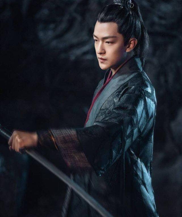 屈楚萧事件还没完,女友否认敲诈勒索,《侍神令》他还在节目中吗_女儿