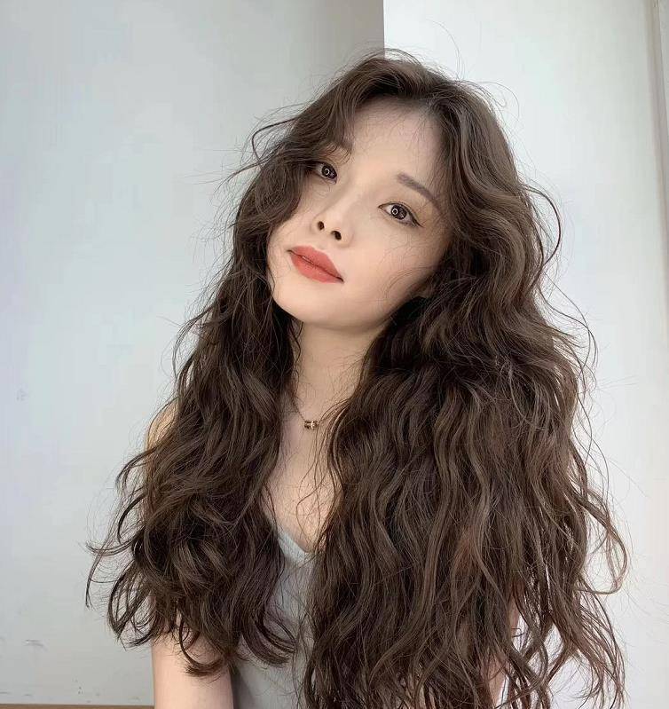 别再留"黑长直"了,今年春季最流行的烫发发型,减龄又气质_女生_气垫