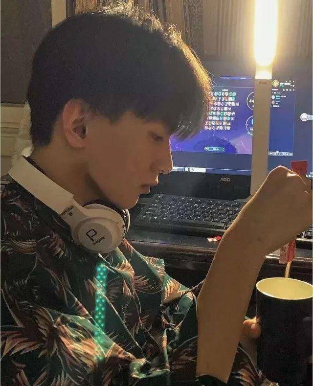 "我比照片还漂亮,一想到和他在同一所学校,就觉得自己在拍偶像剧.
