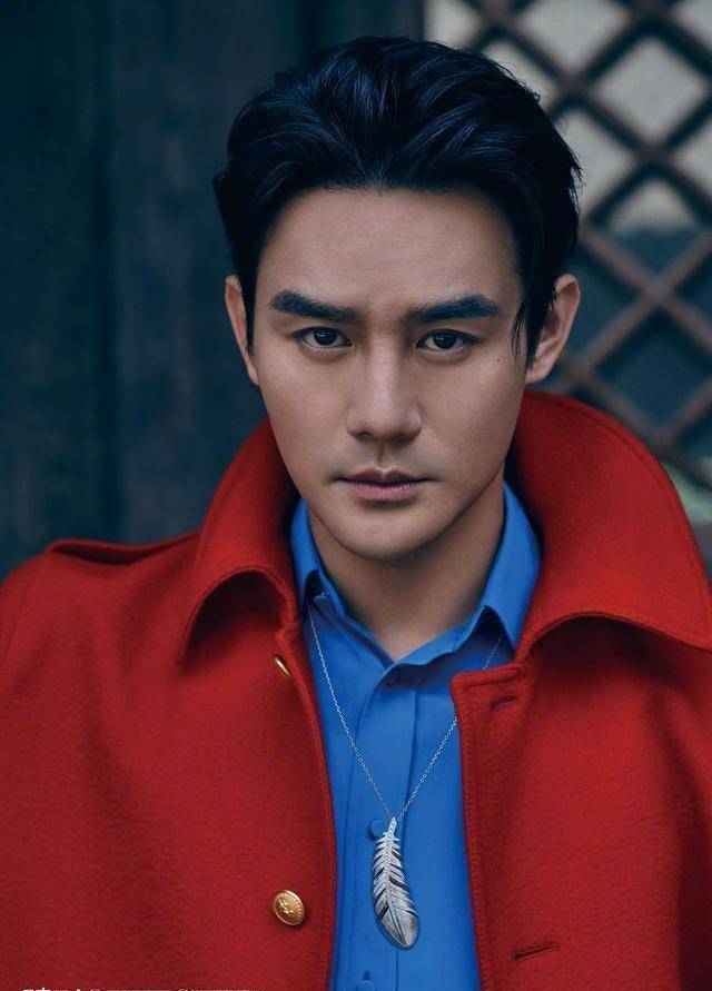 王凯最新封面照,身着红色风衣现身复古庭院,尽显优雅绅士风度