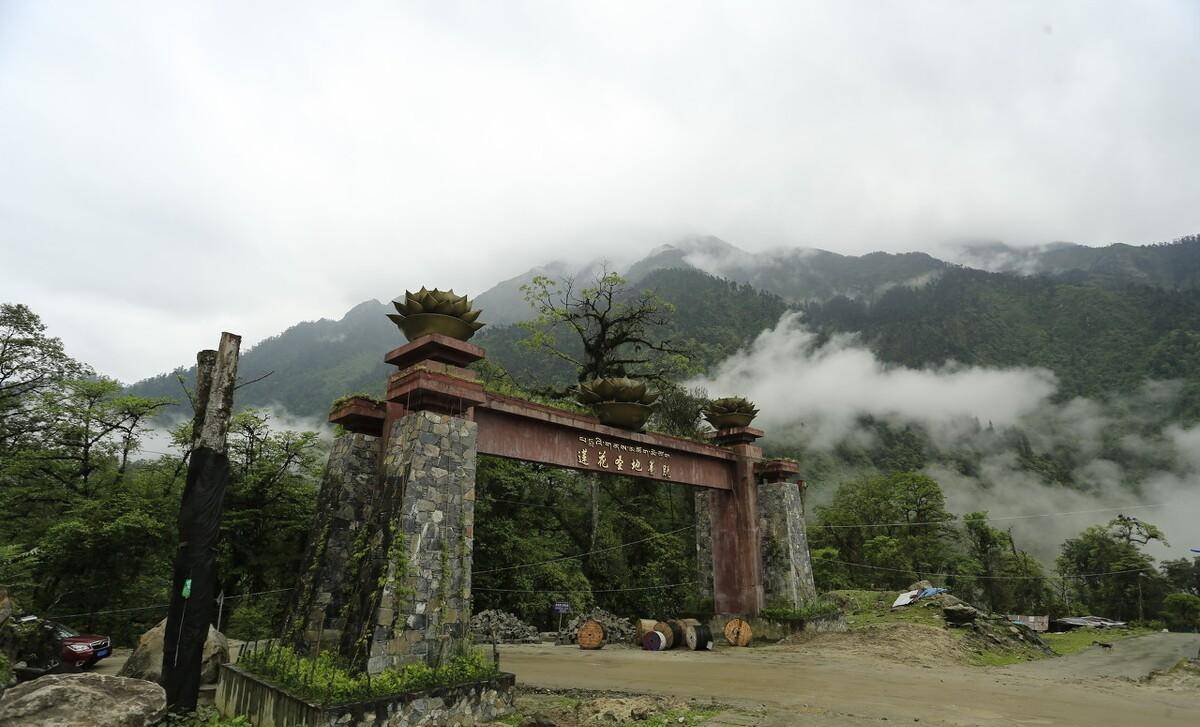 有着许多独特的旅游景点,其中,雅鲁藏布江大峡谷是墨脱县最著名的景点