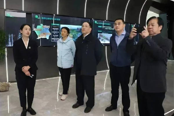 专家团队参观津津·tod城市会客厅区委书记唐华为专家们介绍新津教育